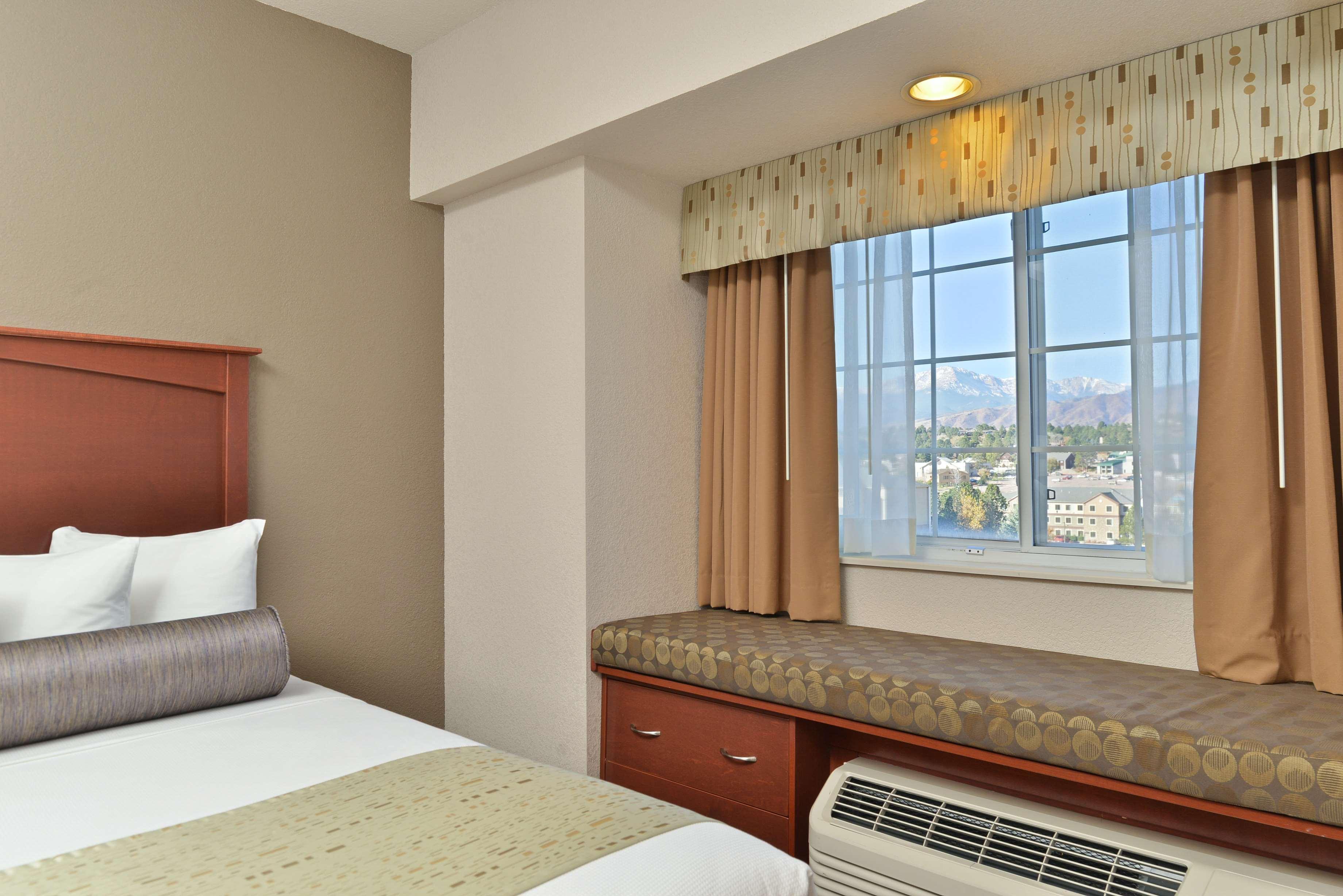 Best Western Plus Peak Vista Inn & Suites Колорадо-Спрингс Экстерьер фото